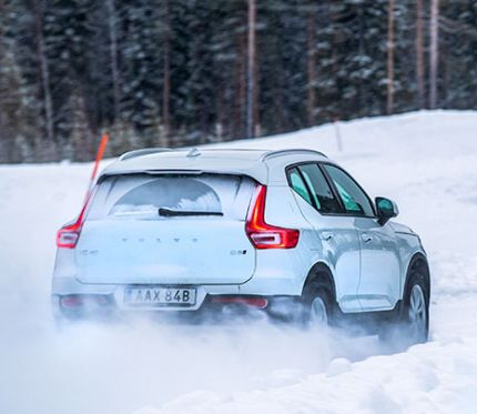 Volvo XC40 in snow action.